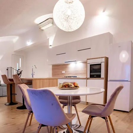 Grguric Apartment Palit