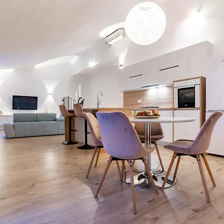 Apartament Christian Palit